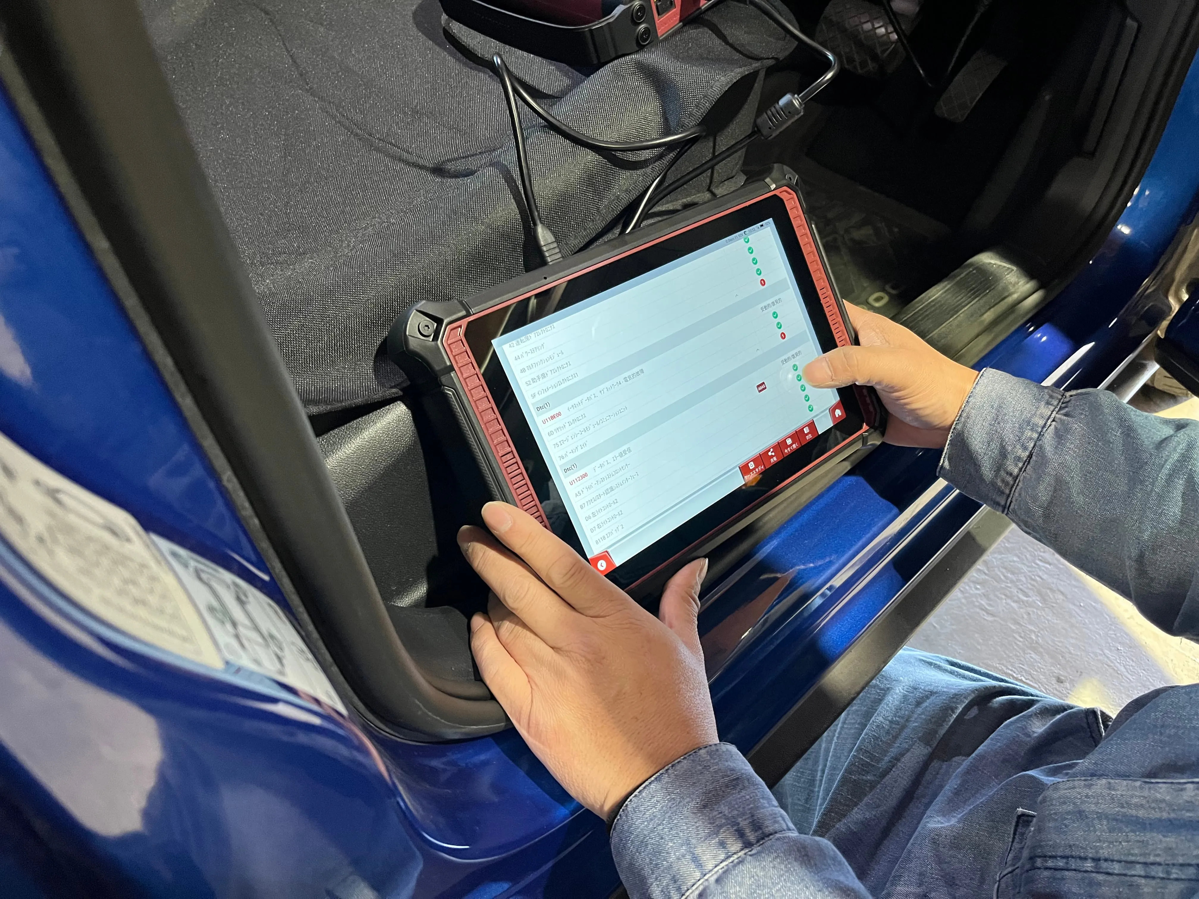 専用電子診断機による車両診断